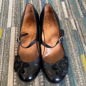 Naya leather heels (w/flower) 7.5